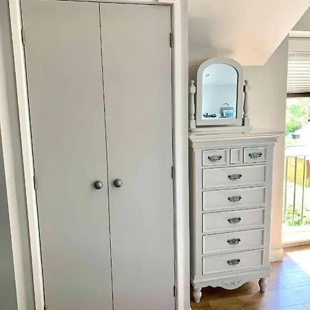 Acorn Attic, A Modern, New First Floor Garden Annex Apartment
