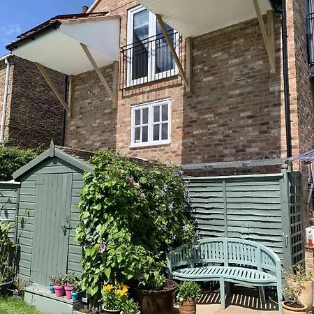 Acorn Attic, A Modern, New First Floor Garden Annex Apartment *