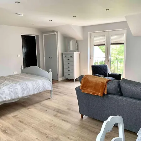 Apartment Acorn Attic, A Modern, New First Floor Garden Annex *